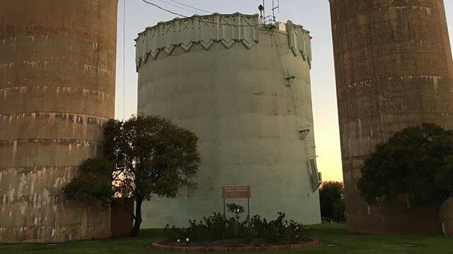 #LEETON: @thetravelbunker - How many towns have such iconic water towers near the centre of town? #independenttravelresearch