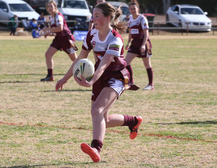 FAST: Yanco-Wamoon's Bianca Smith runs the ball towards the line, attempting to avoid being tagged by the Yenda defence on Sunday. Photo: Anthony Stipo 
