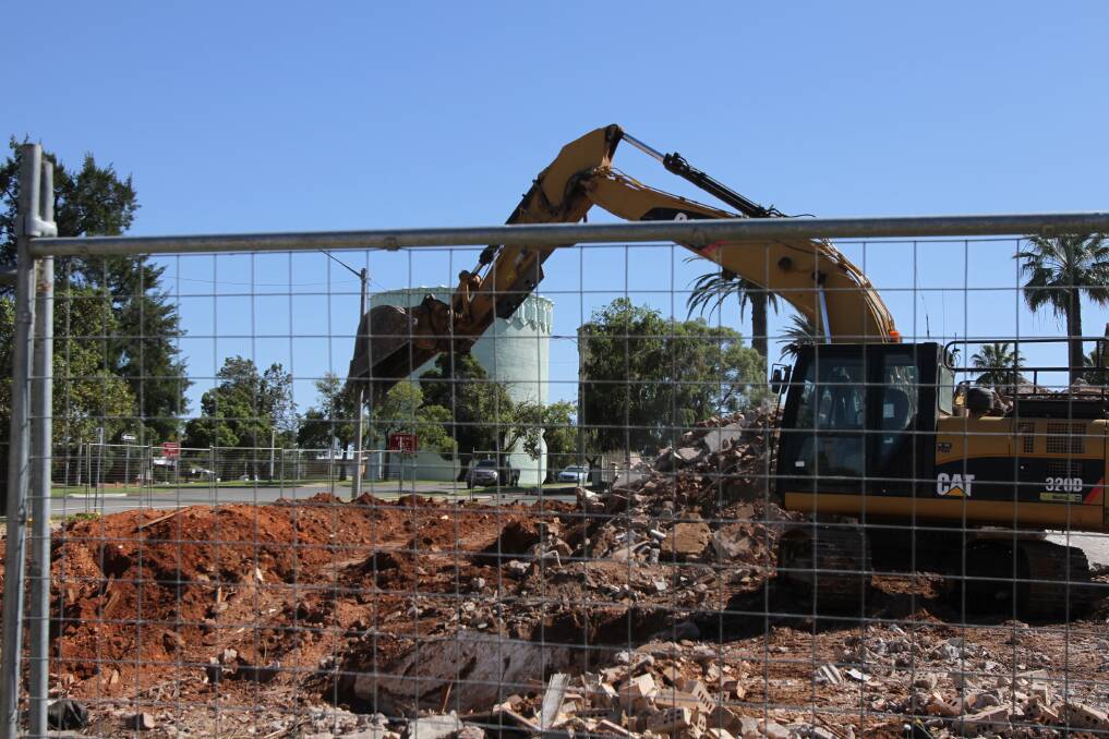 Work this week to fully demolish the former Hydro Tavern has gotten underway. 