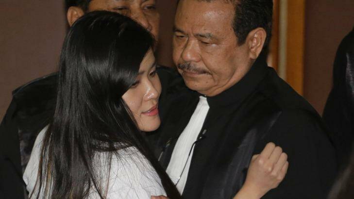 Jessica Wongso speaks with her lawyer, Otto Hasibuan at Central Jakarta District Court on Thursday. Photo: Danta Zikry