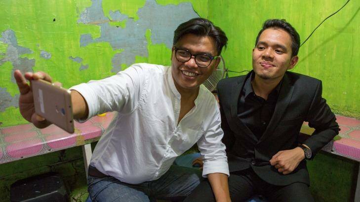 Filmmaker Noor Huda Ismail (left) and student Teuku Akbar Maulana take a selfie using a smartphone in Jakarta. Photo: Rodrigo Ordonez