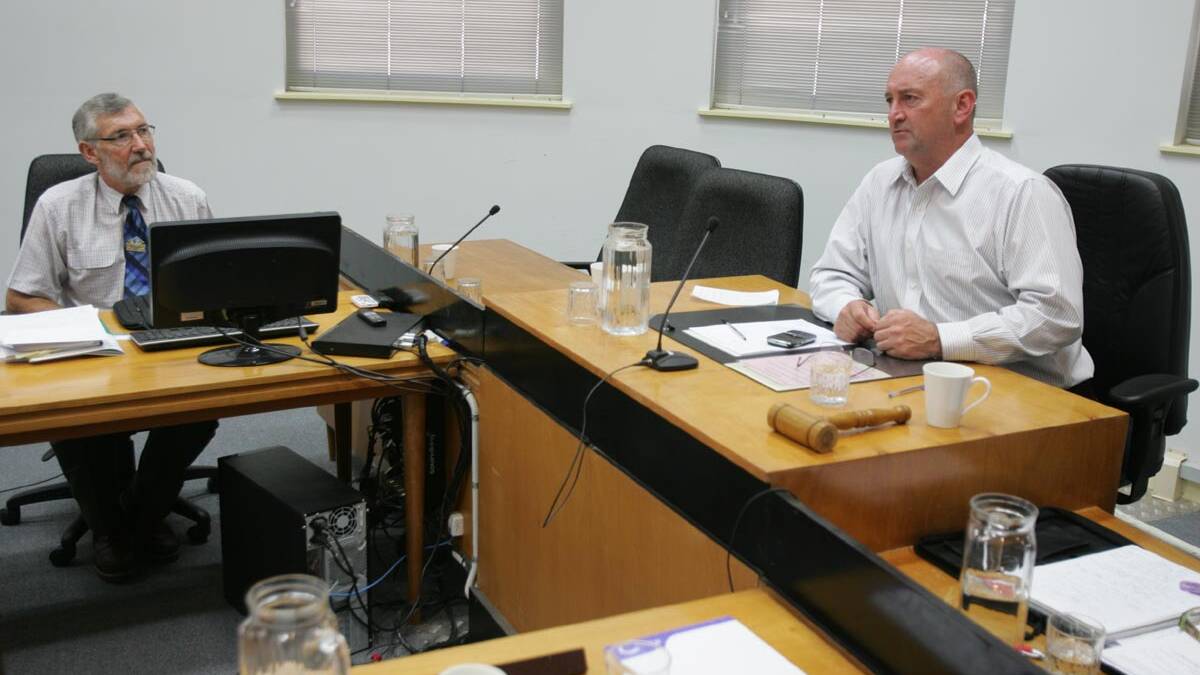 MURRAY-DARLING Basin Authority (MDBA) chairman Craig Knowles (right) has advised he will finish in the role when his four-year term expires in January 2015.