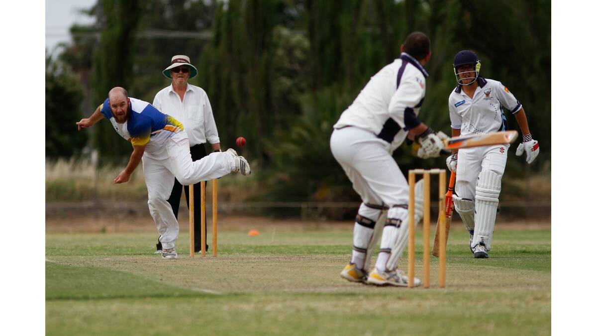 L&D's Ben Elwin continues his good form with the ball, taking 3-20.