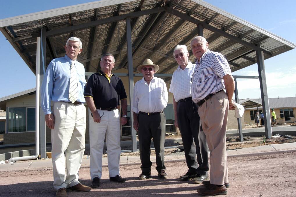 2009: Board members of the Royal Freemasons’ Benevolent Institution (from
left) Alex Shaw (chief executive officer), David Aynsley (assistant treasurer), Peter Ditzell (deputy president), Ken Thompson (president) and Gary Nehl (director) visited the new Leeton aged care facility on Friday and were pleased with its progress.