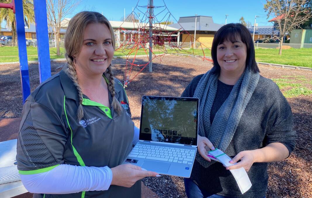 ONLINE: Parkview Public School's P&C fundraising committee member Anna-Jane Lang (left) and P&C president Rebecca Lashbrook urge all residents to buy a ticket in the online raffle. Photo: Talia Pattison 