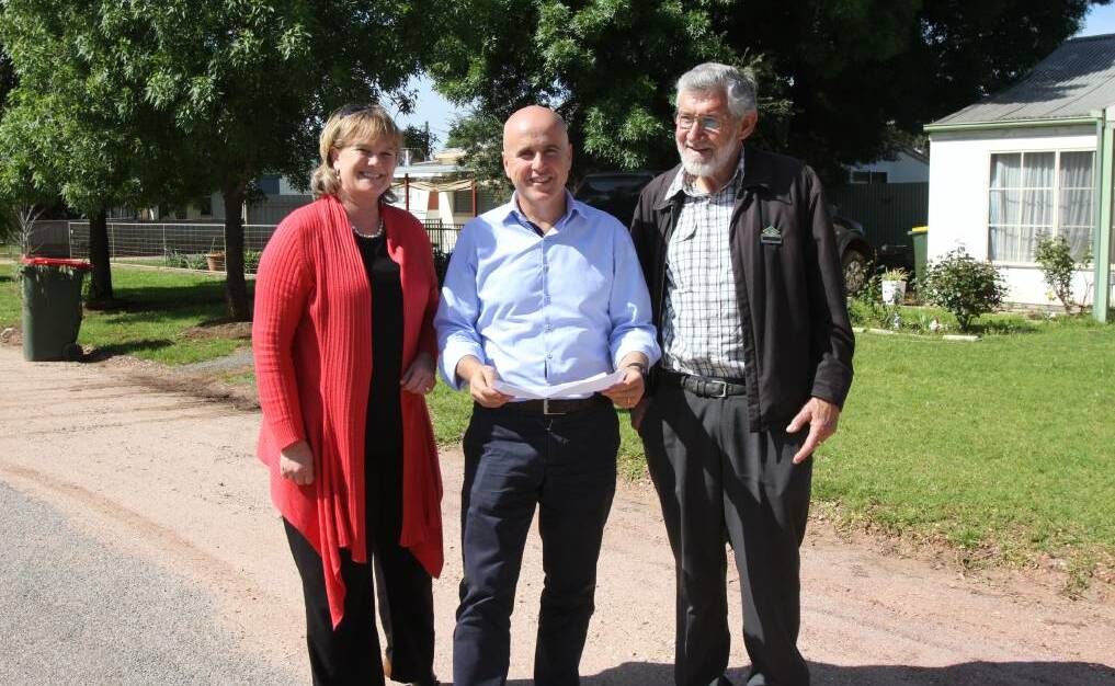 Partnership.
Leeton Shire Council general manager Jackie Kruger (left) and mayor Paul Maytom (right) discuss the project with Member for Murray Adrian Piccoli. 