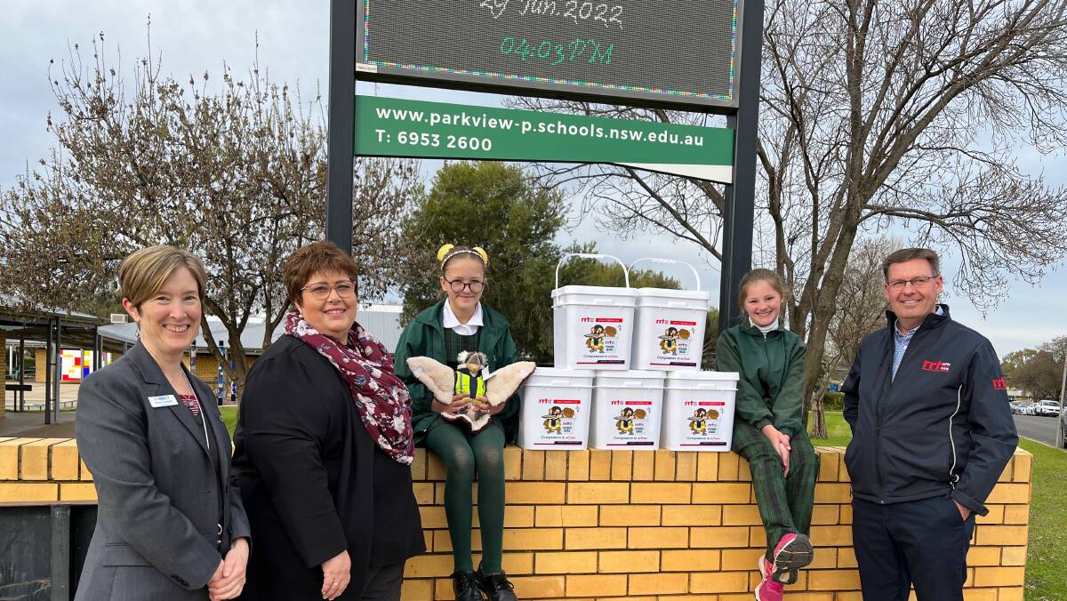 Leeton Connect's Emily Goodall and Mary Errey with Parkview Public's Taylah Curry and Madeline Brown, and Rod Martin from the Rapid Relief Team. Photo: Talia Pattison