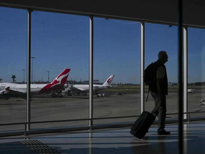 Anti-terror police officers armed with assault rifles will patrol Australian airports this summer.
